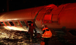 Влак се вряза в къща в Гърция, жертви и ранени