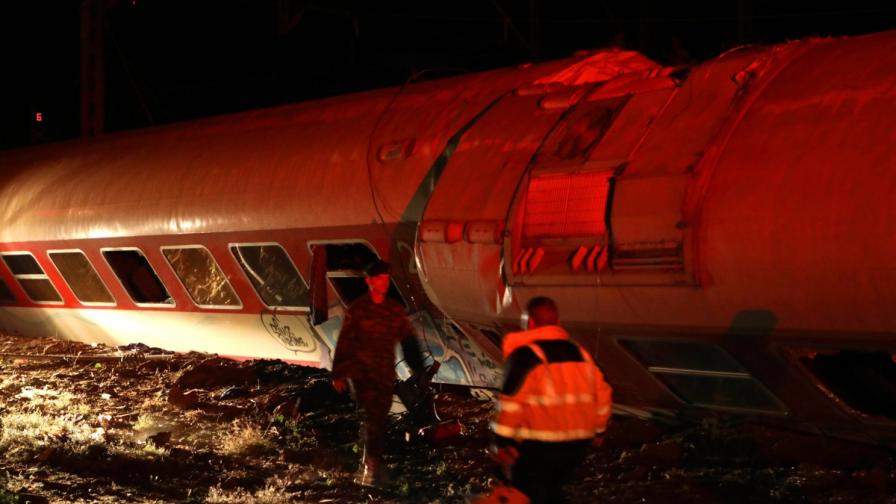 Влак се вряза в къща в Гърция, жертви и ранени