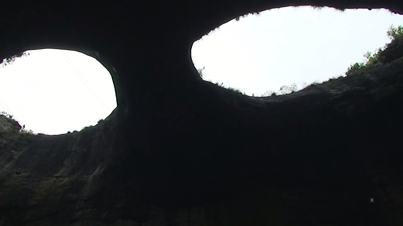 Уникалната пещера се намира на няколко километра от Карлуково. В средата на тавана има два отвора, които наподобяват две очи. Затова е известна още като "Очите на бога". Това е най-големият пещерен тунел в България. Има два входа и се нарича "Проходна". Дължина на тунела е около 350 м. височина на свода 45 м. Това е единствената пещера в която се практикуват бънджи скокове. Тук е сниман известният български филм "Време разделно".