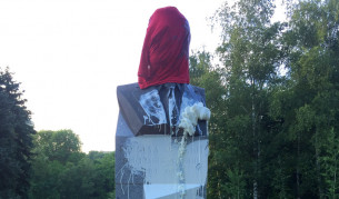 Вандали поругаха паметника на Роналд Рейгън