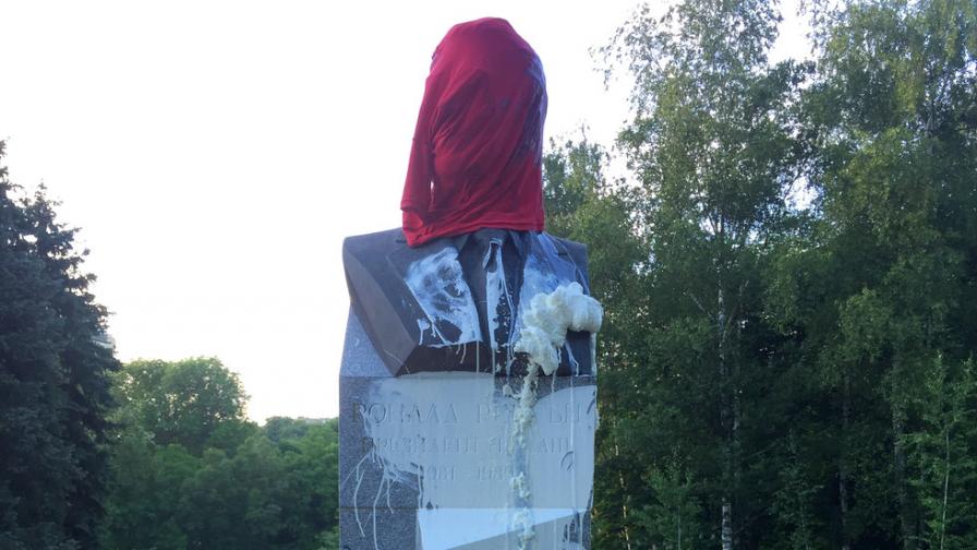 Вандали поругаха паметника на Роналд Рейгън в София