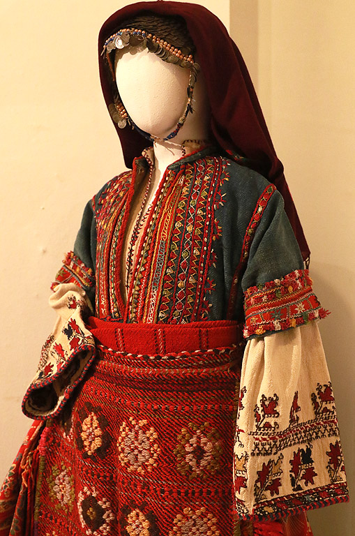 Обредна моминска носия на Лазарка от село Пирин, Санданско