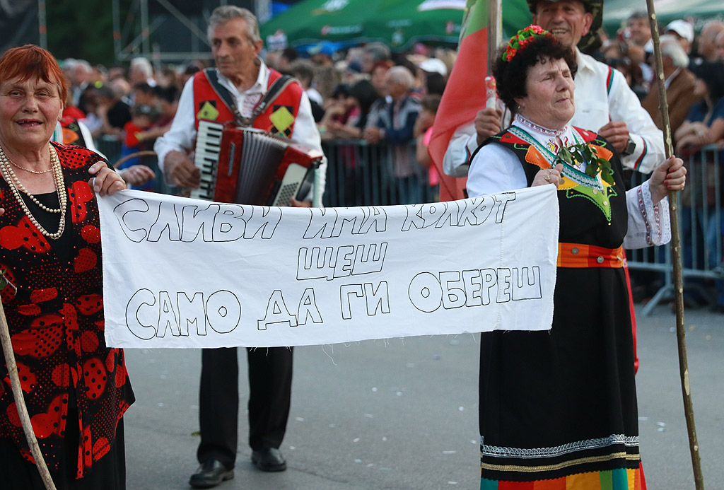 Карнавално шествие по улиците на Габрово