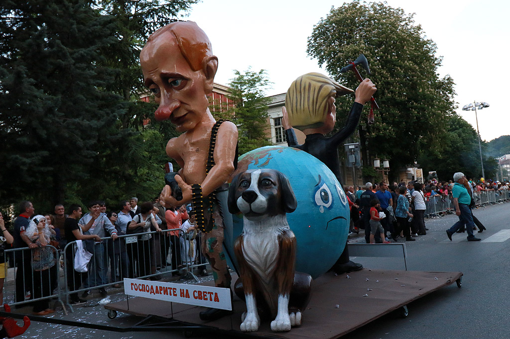 Карнавално шествие по улиците на Габрово