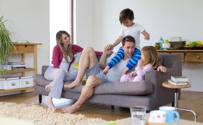  В идеалното семейство децата се занимават с оригами и четат енциклопедия в детската стая, до момента в който родителите вечерят на свещи. В естественото семейство децата са шумни, не си прибират играчките, не желаят да си лягат сами, желаят да гледат единствено детско, крещят, от време на време имат ниски оценки, само че ни обичат от цялото си сърце. Защото са същински деца, а не идеални фрагменти от филм. 