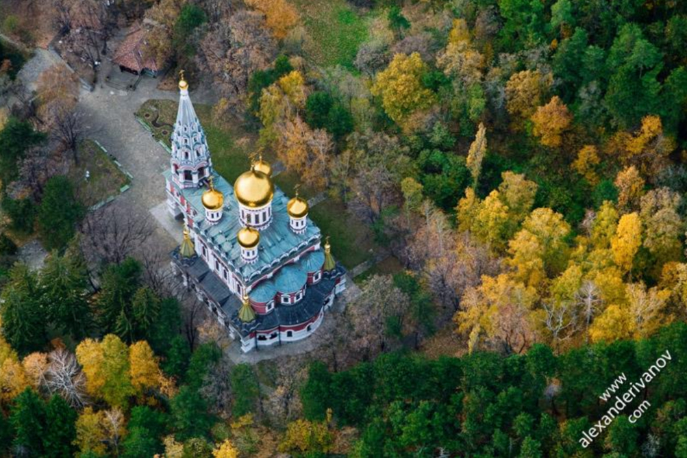 България такава, каквато не сме я виждали досега, представят снимките на фотографа Александър Иванов. След като навършва 50 г., Иванов, който е родом от Казанлък, се откъсва от земята и полита с мотоделта и парапланер над страната. Високата гледна точка придава съвсем друг образ на иначе познатите ни места.