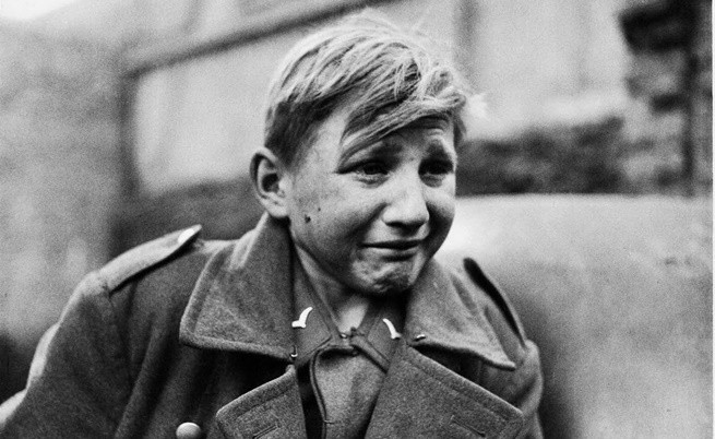  Историята зад фотосите на плачещия 16-годишен немски военнопленник 