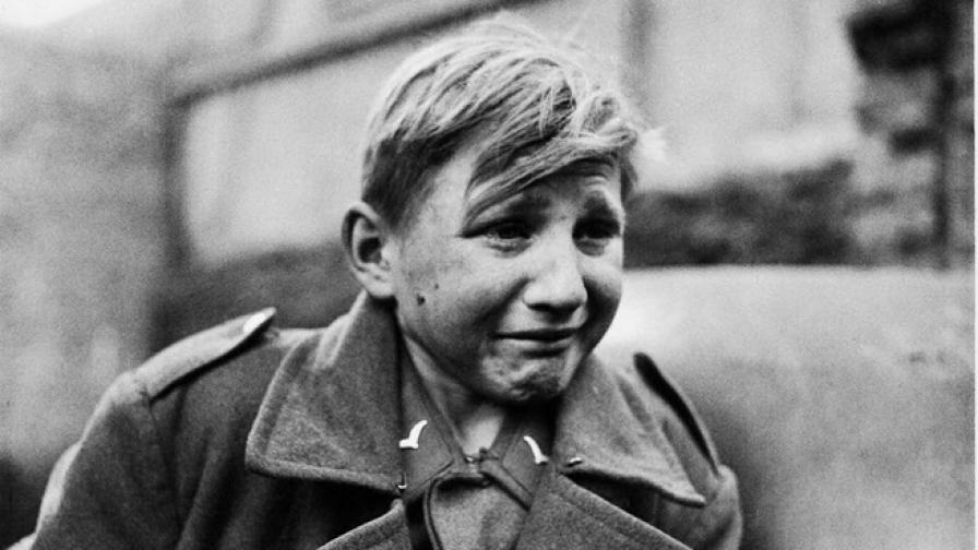 Историята зад снимките на плачещия 16-годишен германски военнопленник
