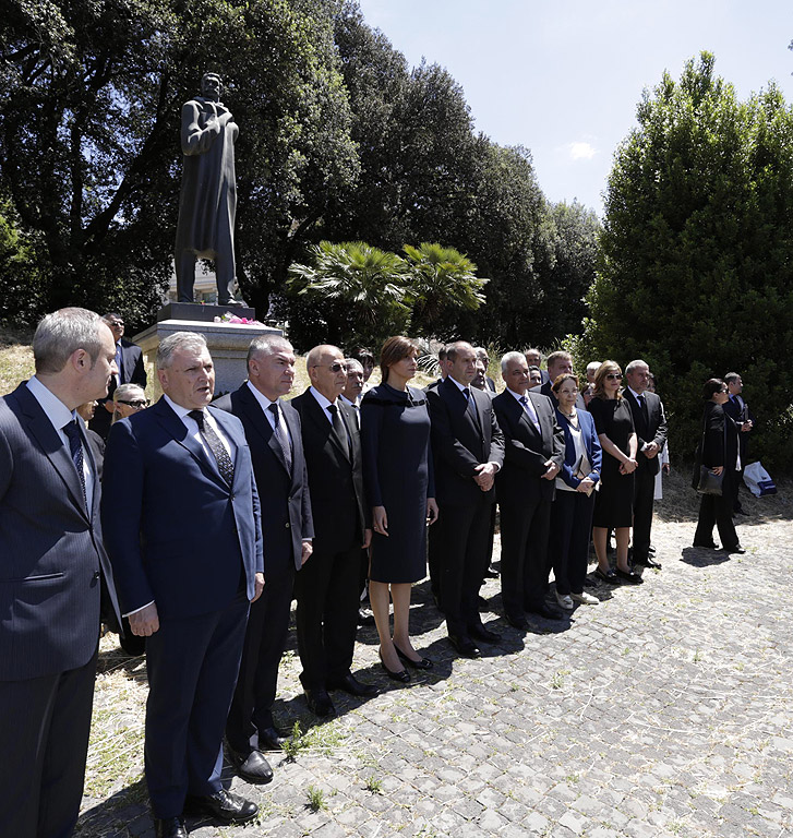 В Рим президентът Румен Радев поднесе цветя пред паметника на Иван Вазов и пред паметника на братята Св. Св. Кирил и Методий