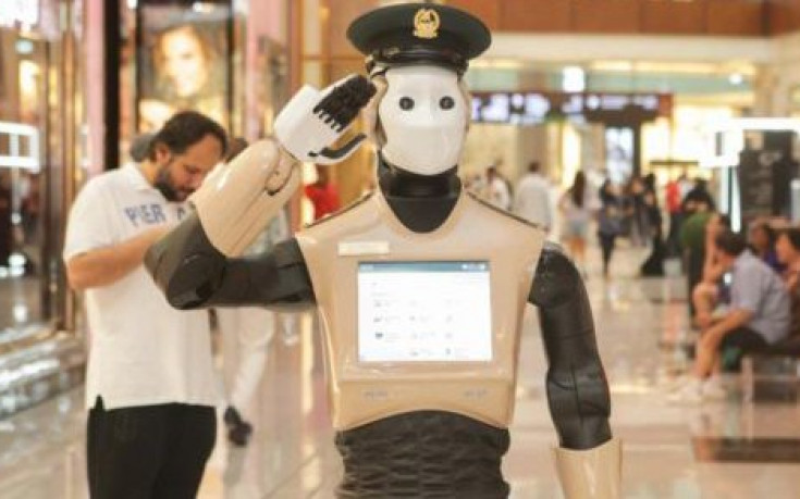 Полицаят-робот Реем започва работа в Дубай