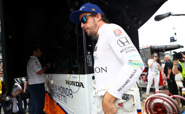 Шефът на Макларън откровен: Не знам как ще задържим Алонсо