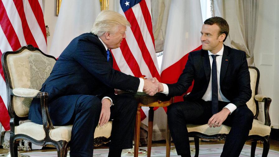 Ръкостискане между Доналд Тръмп и Еманюел Макрон по време на срещата на НАТО