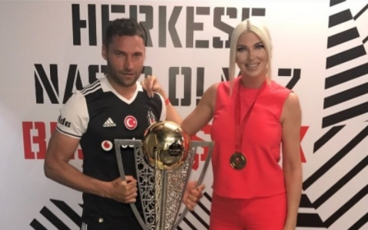 Луди празненства за титлата на Бешикташ, сръбска певица се включи