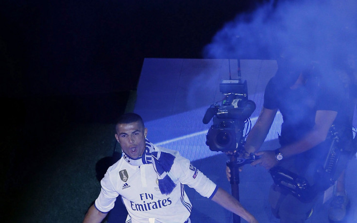 Няма спиране: Роналдо празнува и на самолет