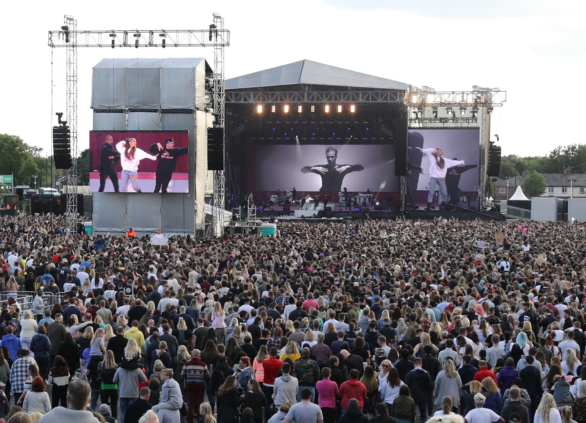 50 000 души събра американската поп певица Ариана Гранде на "Олд Трафорд" в Манчестър близо две седмици след атентата на нейния концерт в английския град. Тогава атентатор се взриви сред излизащите от концерта и уби над 20 души. Снощното шоу бе само часове след атентата в центъра на Лондон.