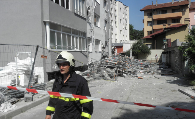 Скеле до 13-етажен блок в Благоевград се срути на тротоара