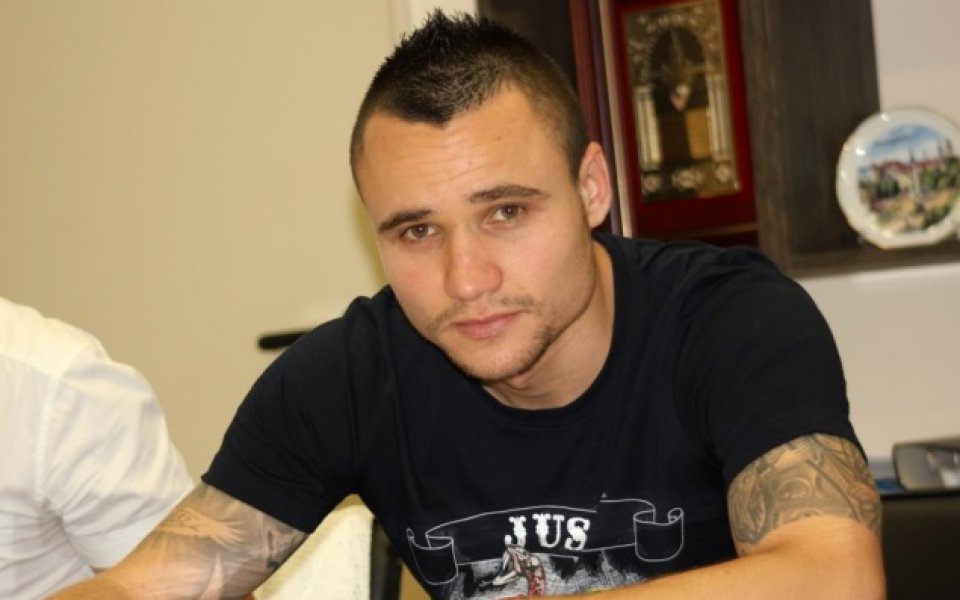 Централният защитник Виктор Генев може вече официално да преговаря и