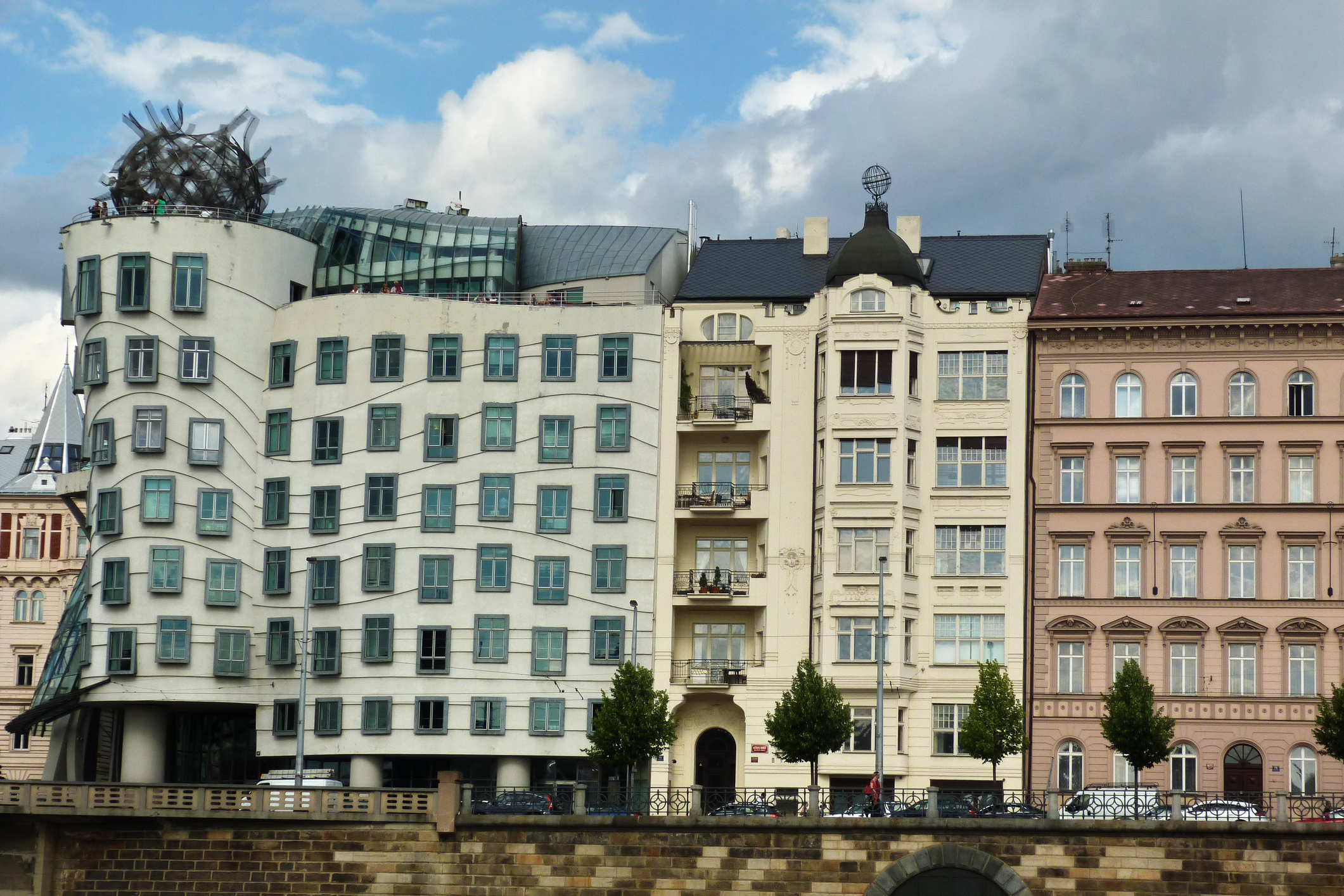 „Танцуващата къща“ е офисно здание в Прага в стил деконструктивизъм, състоящо се от две цилиндрични кули: нормална и деструктивна. „Танцуващата къща“ е архитектурна метафора на танцуваща двойка, и на шега е наричана „Джинджър и Фред”