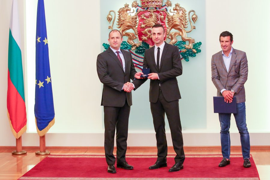 Президентът Радев връчи награди на Бербатов и Фиго1