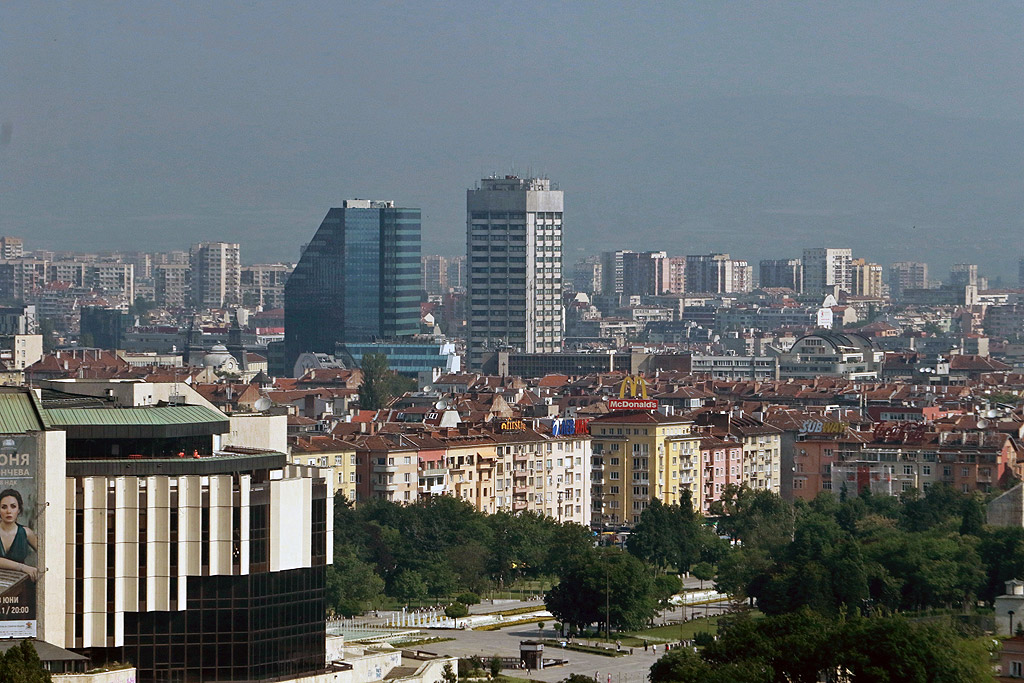 Сред най-високите в града е City Tower (74 м) - офисната кула до сградата на КНСБ (малко под 100 м височина) ще е голяма – с близо 39 000 кв.м наемна площ. Очаква се да отвори скоро. 