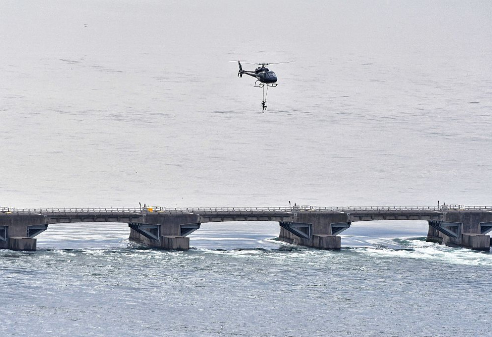Въздушната акробатка Еръндира Валенда премина успешно вчера над Ниагарския водопад, като се държеше само със зъби за специално устройство, закрепено за хеликоптер