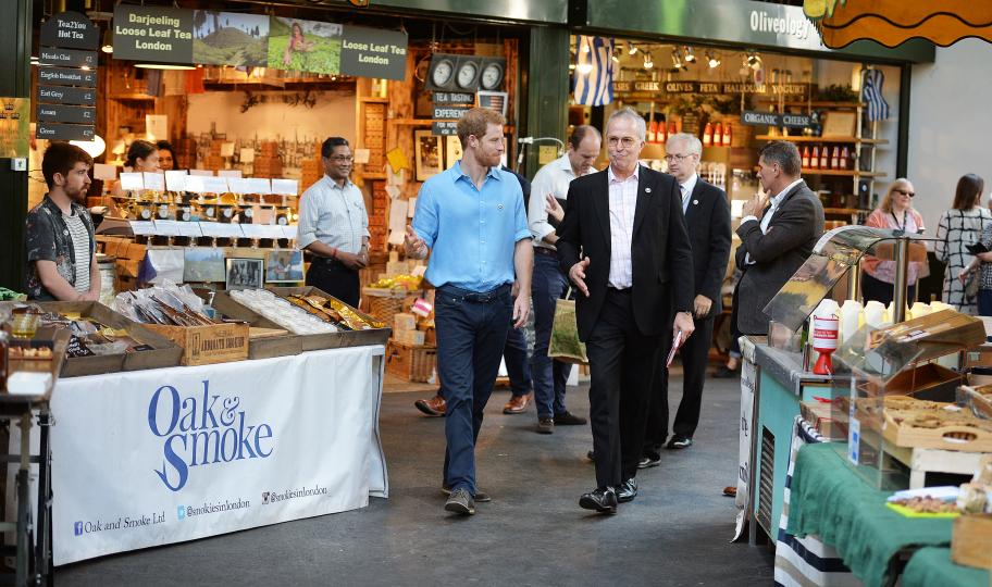 <p>Британският принц Хари&nbsp;се появи на пазара&nbsp;&bdquo;Бороу маркет&rdquo; в Лондон. Пазарът отново работи след като стана сцена на терористична атака на 4 юни.</p>