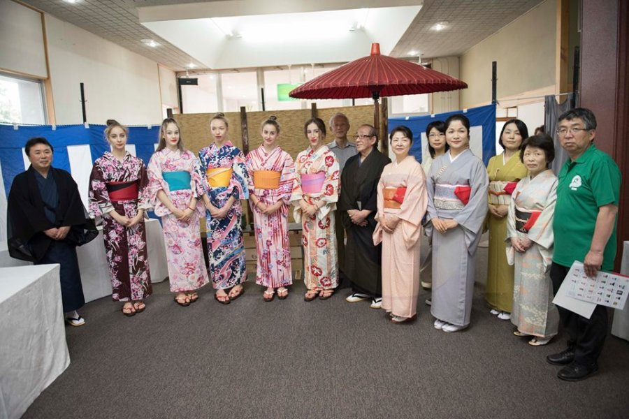 Грациите ни на традиционна церемония по обличане на кимоно1