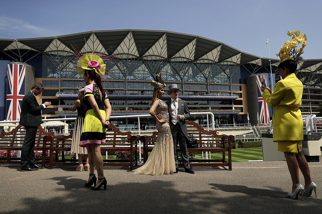 Почитатели на конните надбягвания, пристигат в деня на откриването на Royal Ascot близо до Лондон, Великобритания. Фестивалът на конните надбягвания в Аскот е чакан не само от господата, но и от дамите, които месеци по-ранo стягат своите тоалети. През 2012 година Аскот представи нов списък от шивашки правила, които включват забрана на малките шапчици в стил Кейт Мидълтън, както и носенето на рокли без презрамки навсякъде в парка.