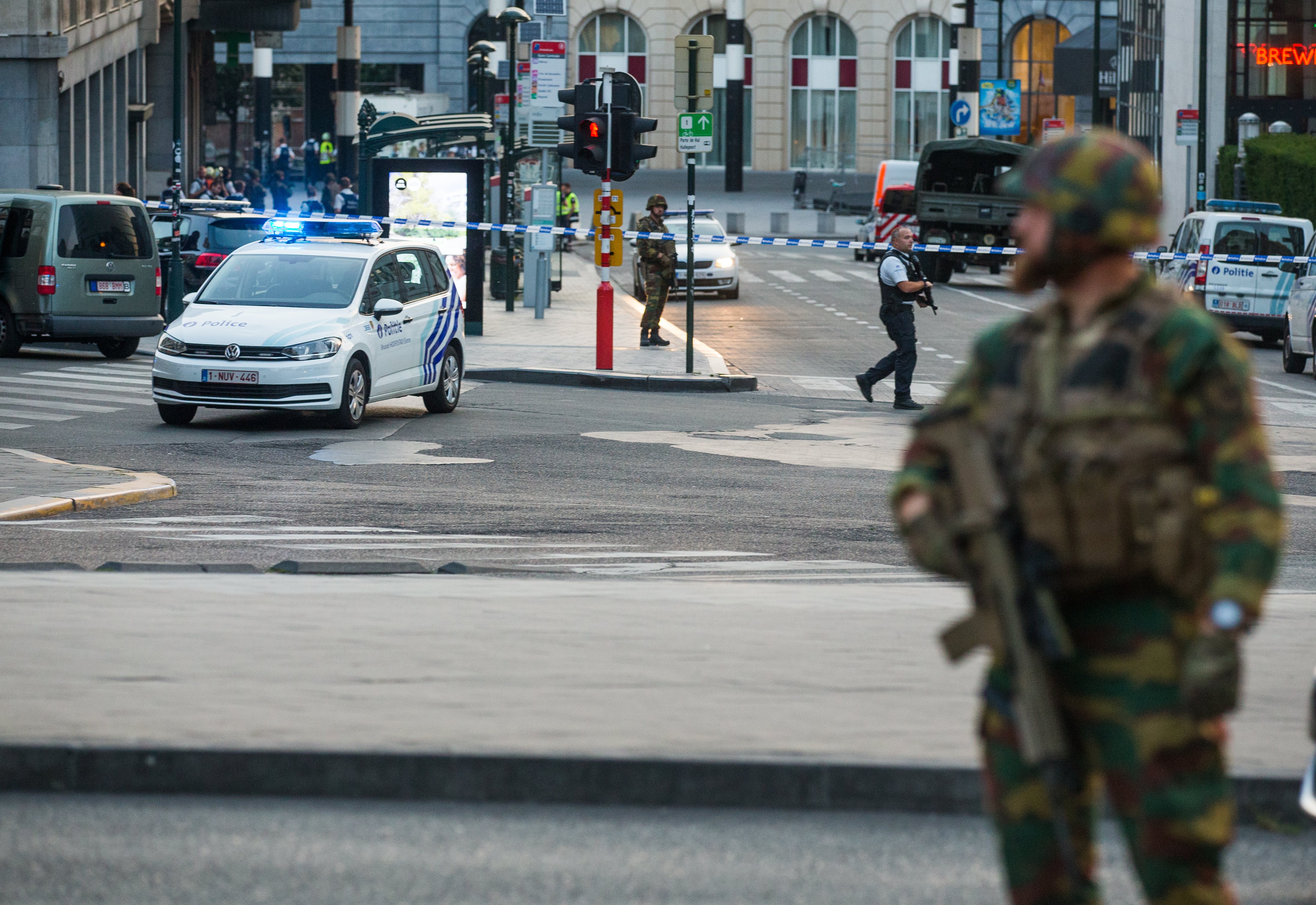 Силите за сигурност в белгийската столица оградиха централната гара и площад "Гран Плас". Те бяха евакуирани след предполагаем опит за атентат на гарата.