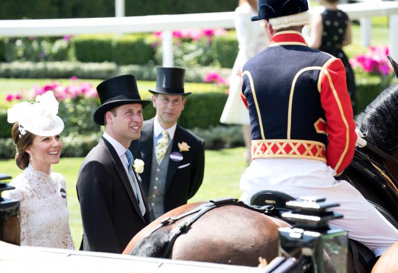 Очарователният юнски тоалет на Кейт Мидълтън - снимка 18