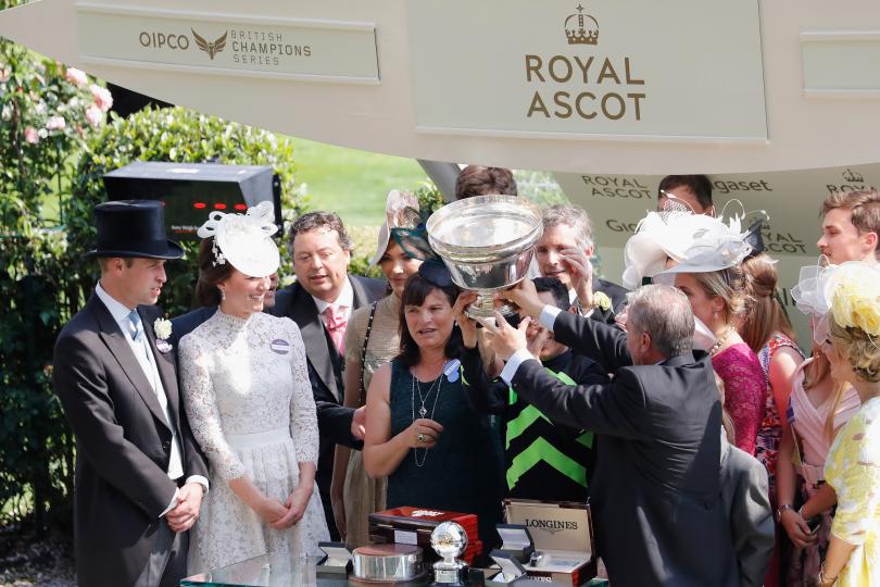 Очарователният юнски тоалет на Кейт Мидълтън - снимка 8