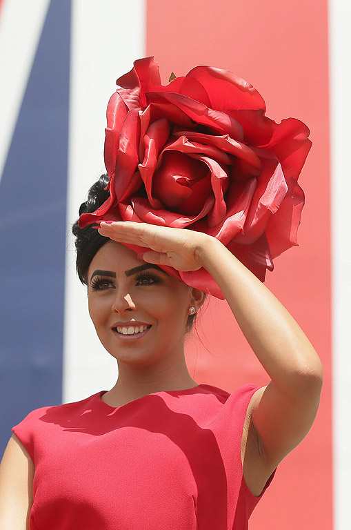 Почитатели на конните надбягвания, пристигат за третия ден на Royal Ascot близо до Лондон, Великобритания. Фестивалът на конните надбягвания в Аскот е чакан не само от господата, но и от дамите, които месеци по-ранo стягат своите тоалети. През 2012 година Аскот представи нов списък от шивашки правила, които включват забрана на малките шапчици в стил Кейт Мидълтън, както и носенето на рокли без презрамки навсякъде в парка.