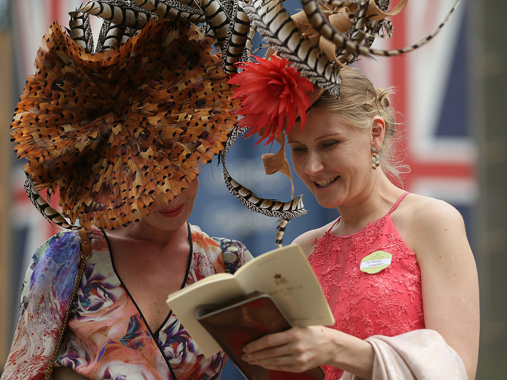 Почитатели на конните надбягвания, пристигат за третия ден на Royal Ascot близо до Лондон, Великобритания. Фестивалът на конните надбягвания в Аскот е чакан не само от господата, но и от дамите, които месеци по-ранo стягат своите тоалети. През 2012 година Аскот представи нов списък от шивашки правила, които включват забрана на малките шапчици в стил Кейт Мидълтън, както и носенето на рокли без презрамки навсякъде в парка.