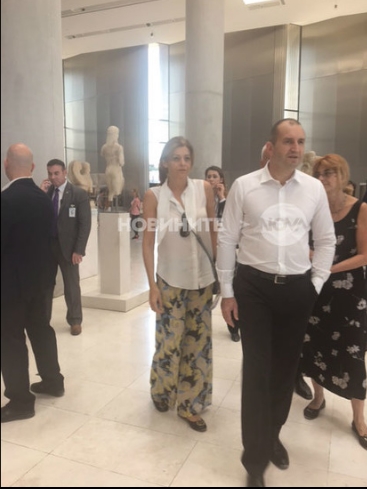 Как изглеждаше първата дама в двудневната визита на Румен Радев в Гърция.