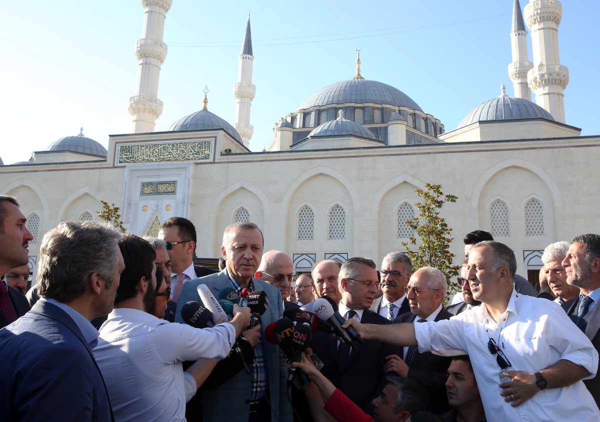 Ердоган приветства поддръжници на излизане от джамията, в която се почуства зле и се наложи да му бъде оказана лекарска помощ