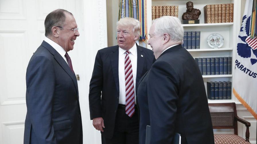 Сергей Кисляк (дясно) на среща с американския президент Доналд Тръмп (среда) и руският външен министър Сергей Лавров