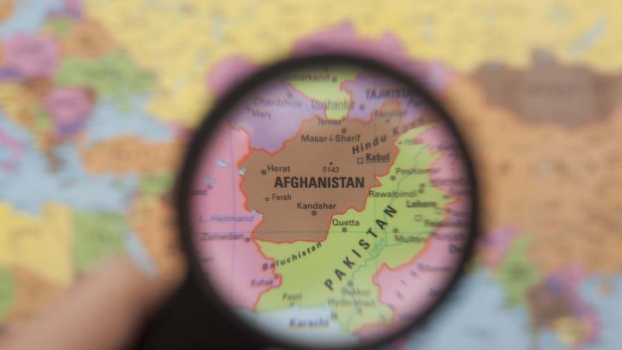  Афганистанско момиче простреля талибани, умъртвили родителите му 