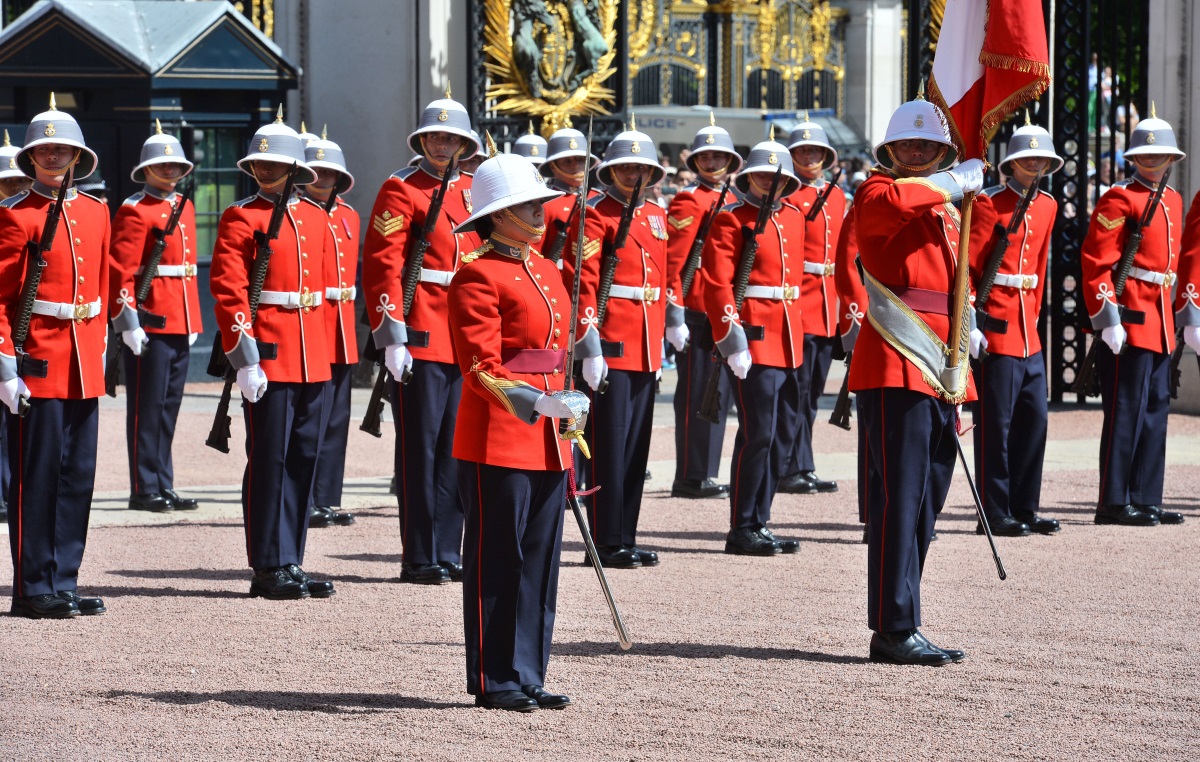 Високата чест се падна на капитан Меган Куото, военнослужеща от Канада, и на нейната военна част от Втори пехотен батальон "Принцеса Патриша", които бяха поканени във Великобритания за отбелязването на 150-ата годишнина от независимостта на Канада.