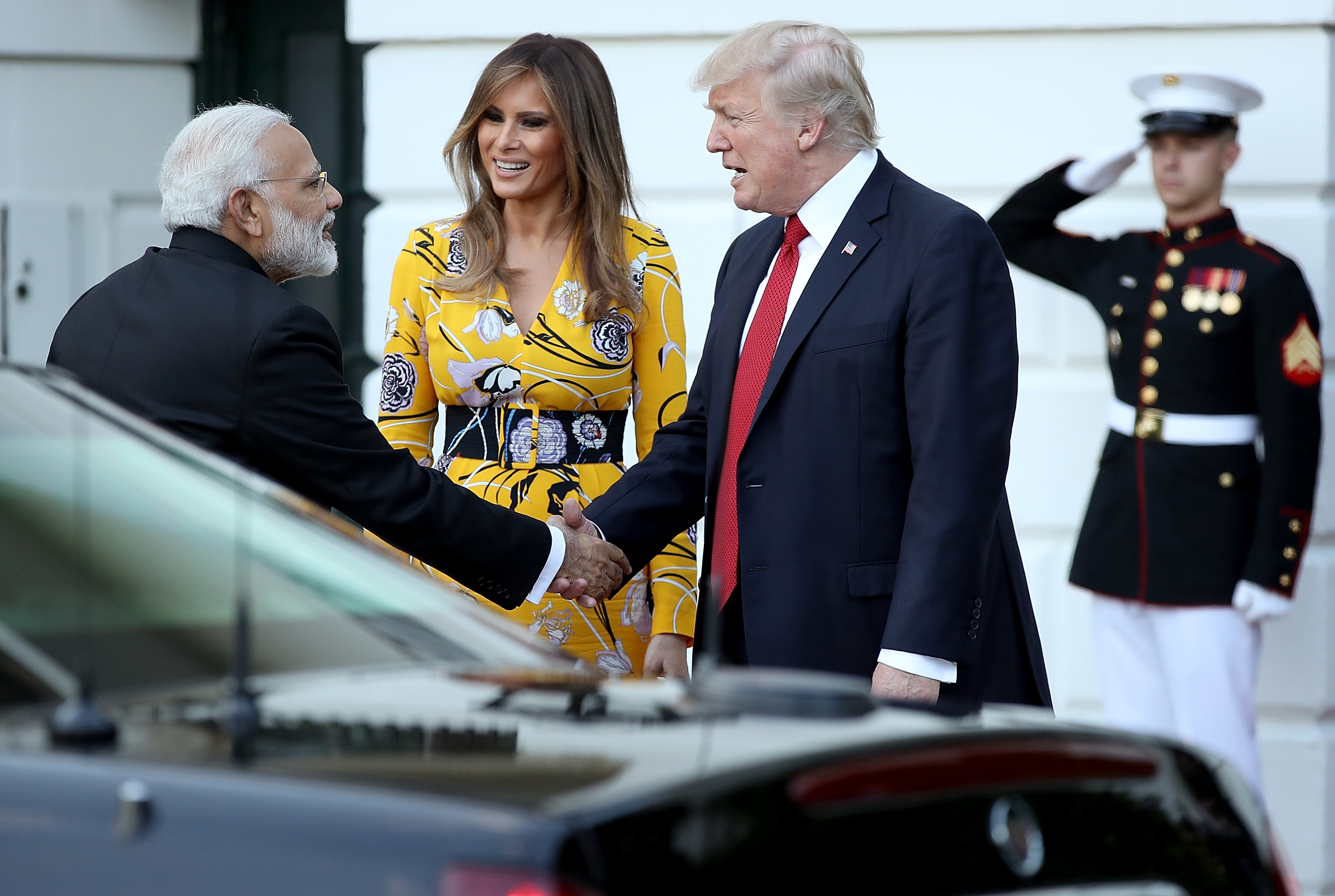 Мелания Тръмп блесна с ярка рокля на официална среща в Белия дом. Първата дама на САЩ избра жълта рокля с флорални мотиви за разговора с индийския премиер Нарендра Моди.