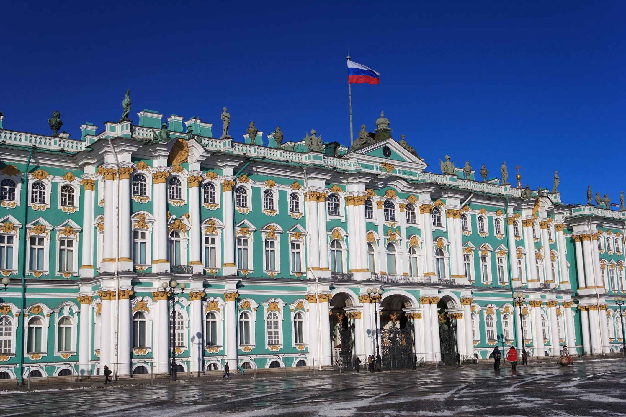 Ермитажът е най-големият руски музей, който се намира в Санкт Петербург. Интересен факт е, че в него живеят около 70 котки, които пазят съкровищата му от гризачи.