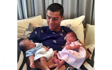 Кристиано показа близнаците - момче и момиче