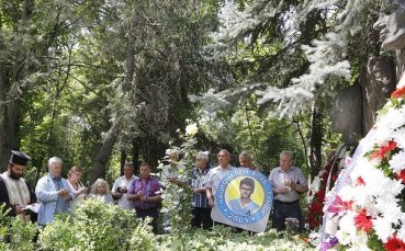 Без футболисти и треньори на Левски на панихидата за Гунди и Котков