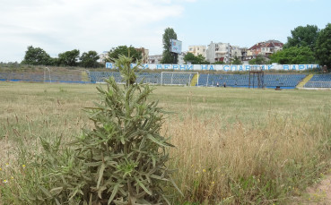 Още един легендарен български стадион се е превърнал в бунище