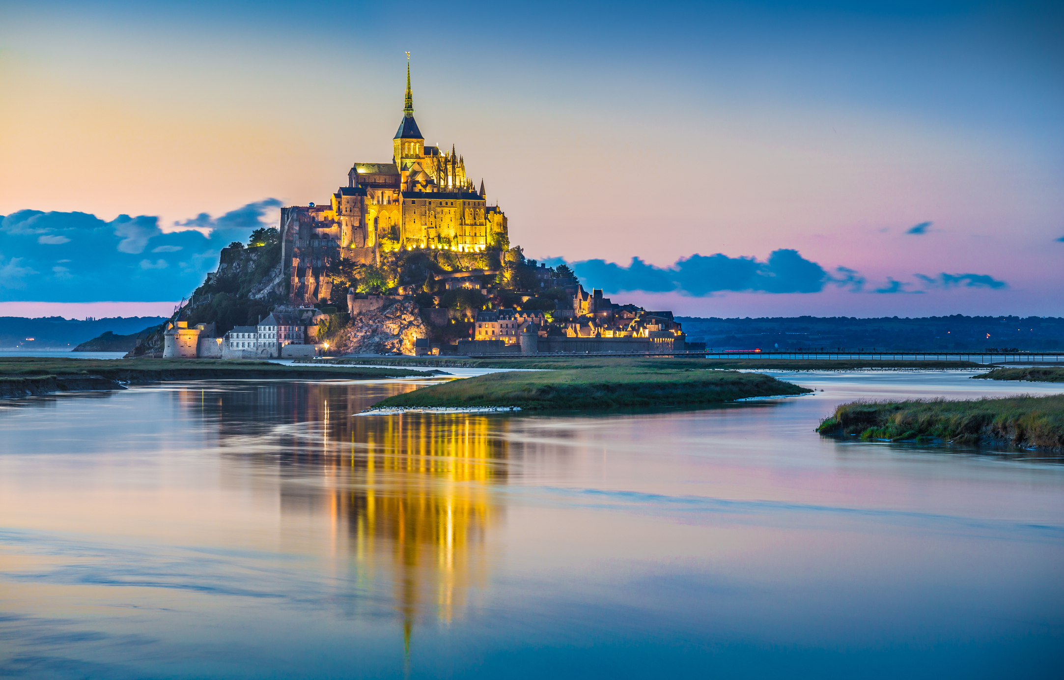 <p>Мон Сен Мишел е скалист приливен остров и община в департамент Манш, регион Долна Нормандия, Франция. Абатството на острова е посветено на Архангел Михаил.</p>