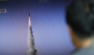 Южнокорейски гражданин наблюдава телевизионно предаване относно новия ракетен тест на КНДР