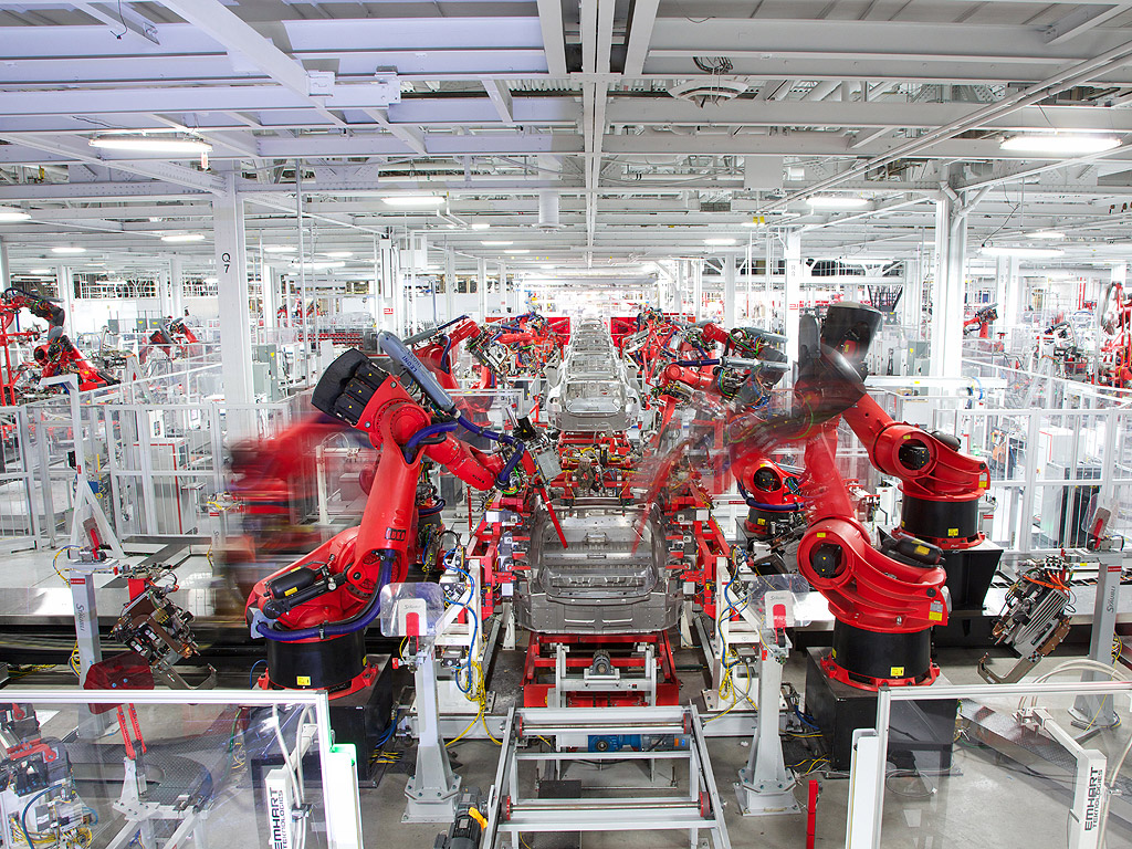 Роботи и работници се трудят в заводът на Tesla Motors във Фриймонт, щата Калифорния