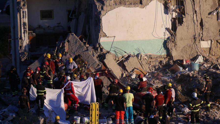 8 души, включително деца, загинаха при срутване на жилищна сграда в Неапол