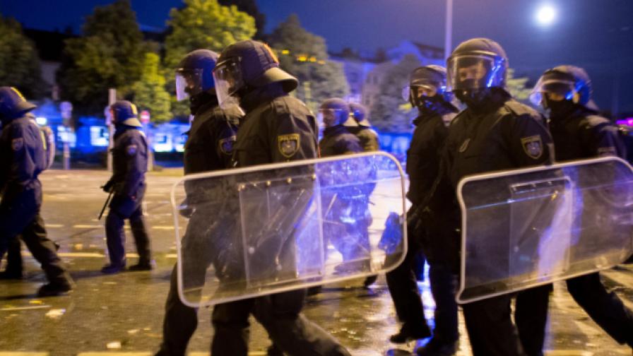 213 ранени полицаи в Хамбург, протестите продължават