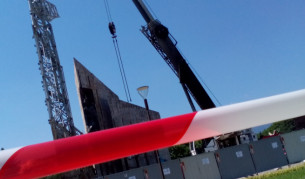 Запалиха крана, който демонтира паметника при НДК