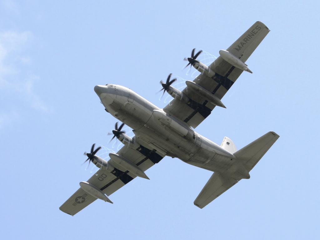 Докато AC 130J на ВВС на САЩ лети над извисяващите се